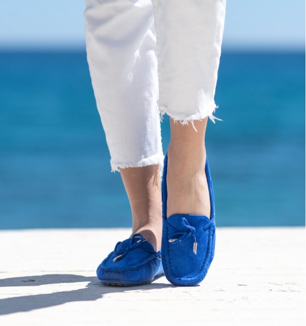 foto frontal mocasines azules de mujer en material textil similar serraje.