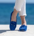 mocasines azules de mujer en material textil similar serraje. Planos, suela de goma.