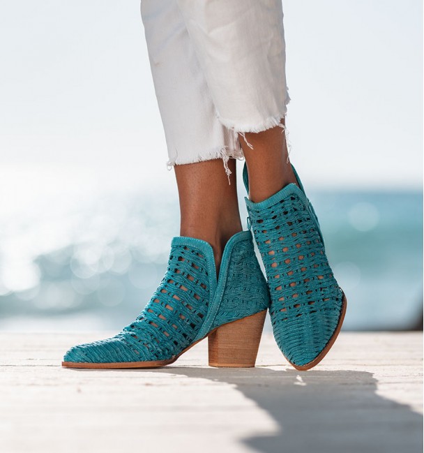 botines cowboy de verano en material textil troquelado azules con tacón cubano