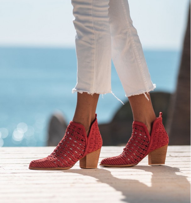 botines camperos de verano rojos con tejido textil trenzado y tacón bajo. Apertura en V en tobillos