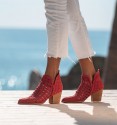 botines camperos de verano rojos con tejido textil trenzado y tacón bajo. Apertura en V en tobillos
