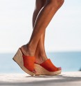Sandalias cuña naranja con suela de esparto y empeine textil.