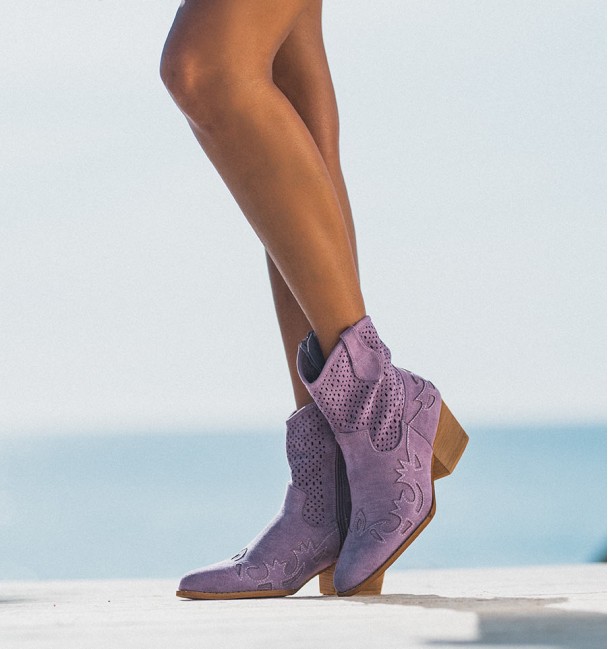 Botas de verano moradas para mujer, material textil, caña media troquelada y tacón cubano. Botas de verano moradas para mujer, material textil, caña media troquelada y tacón cubano.