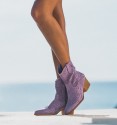 Botas de verano moradas para mujer, material textil, caña media troquelada y tacón cubano.