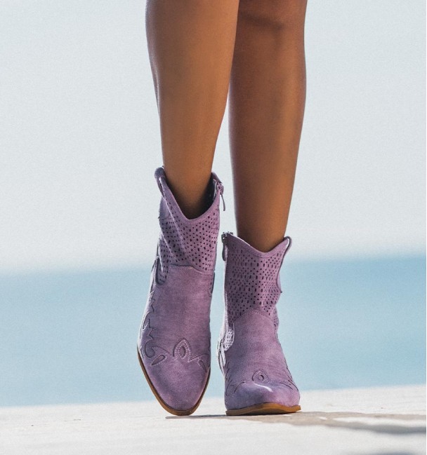 foto frontal de Botas de verano moradas, material textil, caña media troquelada y tacón cubano. foto frontal de Botas de verano moradas, material textil, caña media troquelada y tacón cubano.