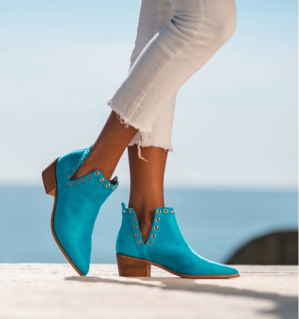 botines de verano de mujer en color azul con remaches. Acabado en punta y planos. Veganos