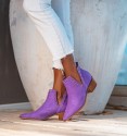 botines de verano de mujer en color lila con remaches. Acabado en punta y planos. Veganos