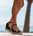 foto lateral Sandalias con cuña y plataforma, sujetas con pulsera tobillo. Color negro tipo antelina y base en esparto.