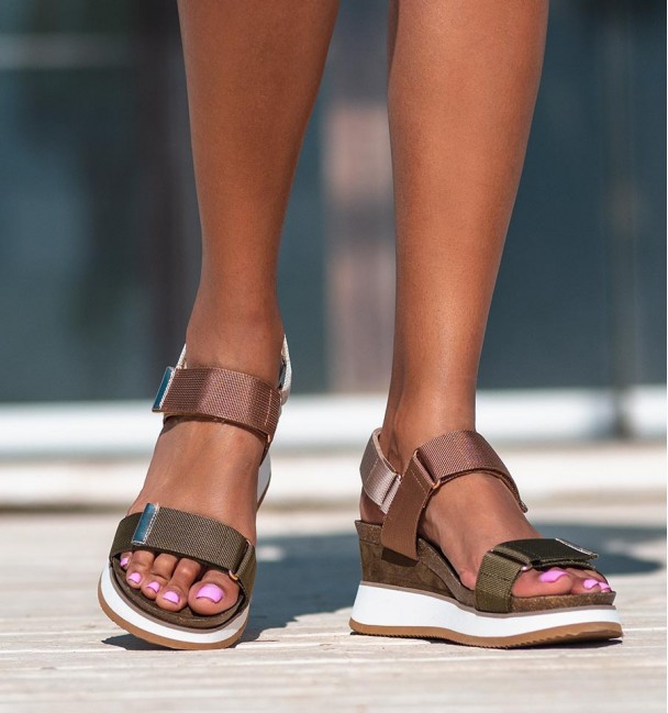 foto frontal de sandalias técnicas con cuña de corcho para mujer. Cintas de raso en camel, taupe y verde kaki foto frontal de sandalias técnicas con cuña de corcho para mujer. Cintas de raso en camel, taupe y verde kaki