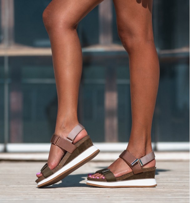Sandalias técnicas verde con cuña... Sandalias técnicas verde con cuña...