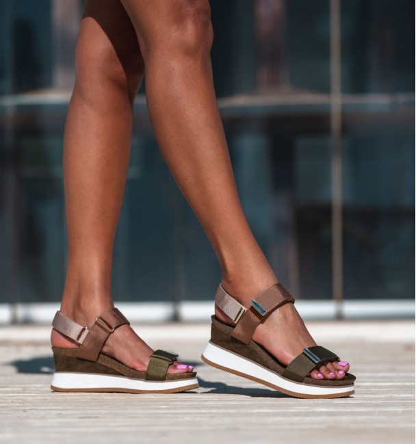 Sandalias técnicas verde con cuña Pregonda