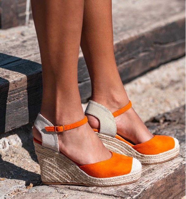 Alpargatas laranja com cunha