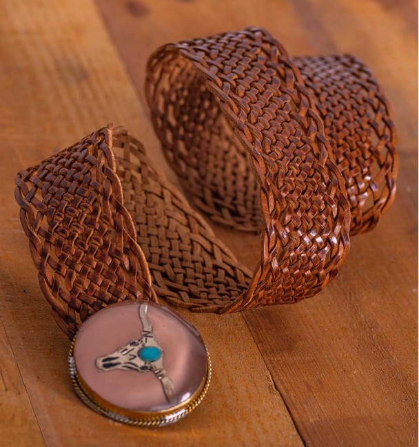 Cinturón de cuero trenzado estilo bohemio en camel con hebilla de resina con cabeza de búfalo.