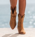 botas cowboy mujer en marrón claro, caña baja y tacón cubano. Veganas.