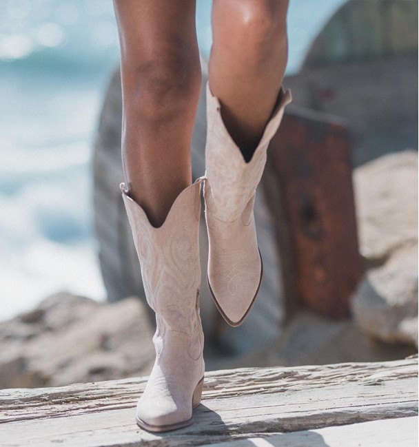 Botas cowboy beige veganas con bordados y tacón.