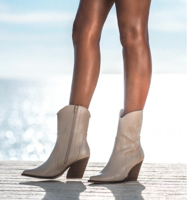 Adela bota de cowboy bege de cano baixo Adela bota de cowboy bege de cano baixo