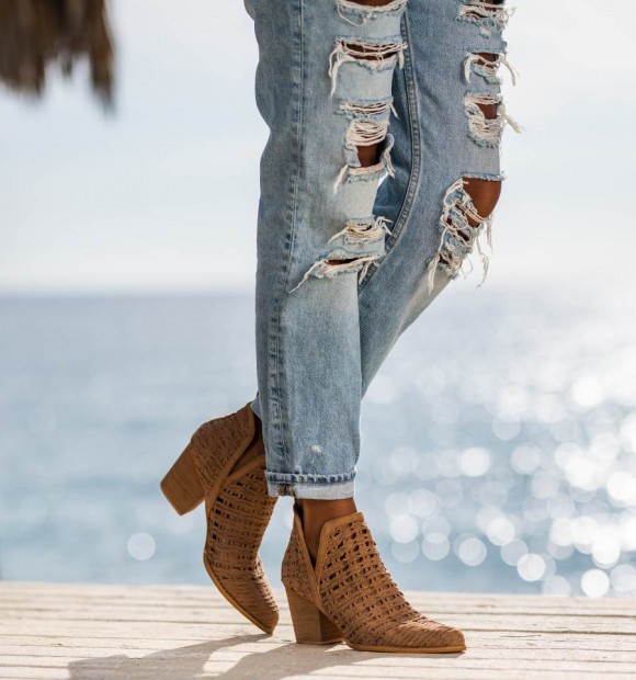 Botins country castanhos com aberturas