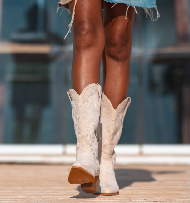 botas cowboy beige con bordados en gris, caña media y tacón cubano, cremallera y plantilla confort.