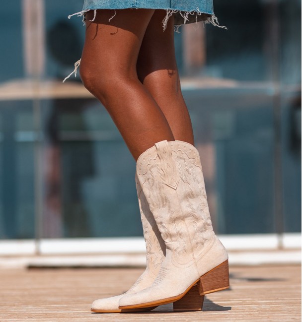 Botas de cowboy beges bordadas