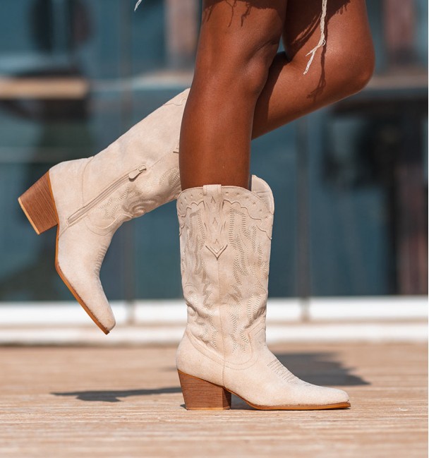 Botas de cowboy beges bordadas