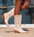 botas cowboy beige con bordados en gris, caña media y tacón cubano, cremallera y plantilla confort.