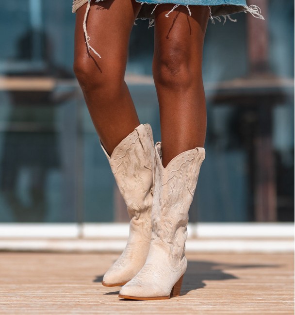 Botas de cowboy beges bordadas