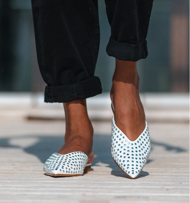 Sapatos rasos brancos com tachas