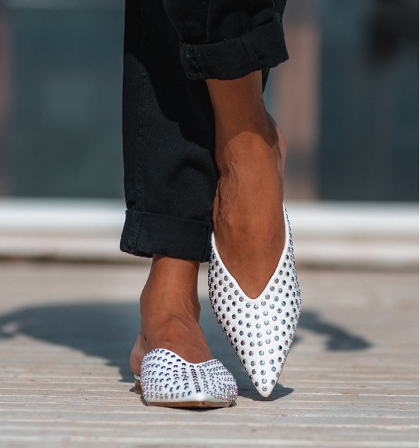 Zapato blanco destalonado tachuelas