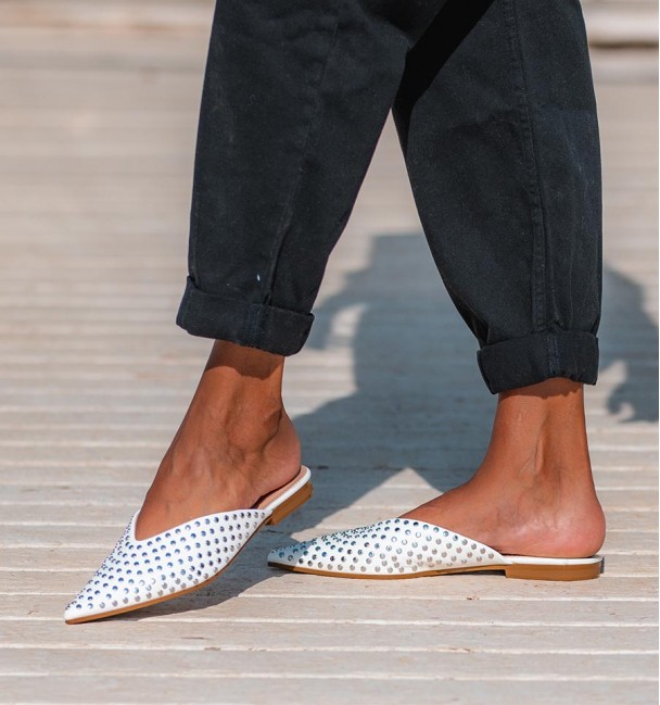 Heeled white flat shoes with studs