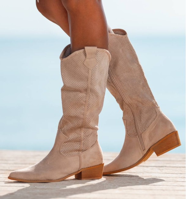 Botas camperas de caña alta en color beige