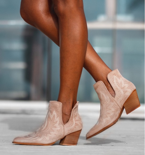 Botins country bege com bordados Botins country bege com bordados
