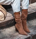 Botas castanhas de cano médio com salto Verónica