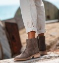 botas camperas con cremallera en color taupe