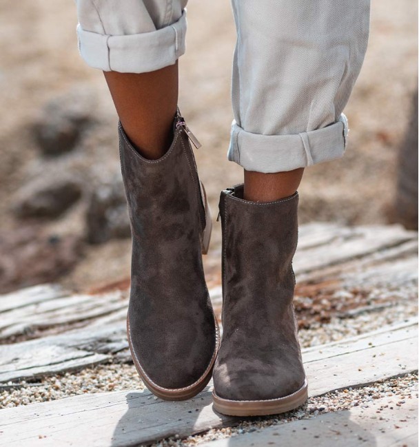 botas camperas con cremallera en color taupe