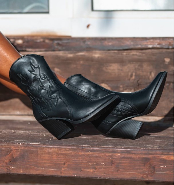 botas cowboy negras caña baja con bordados