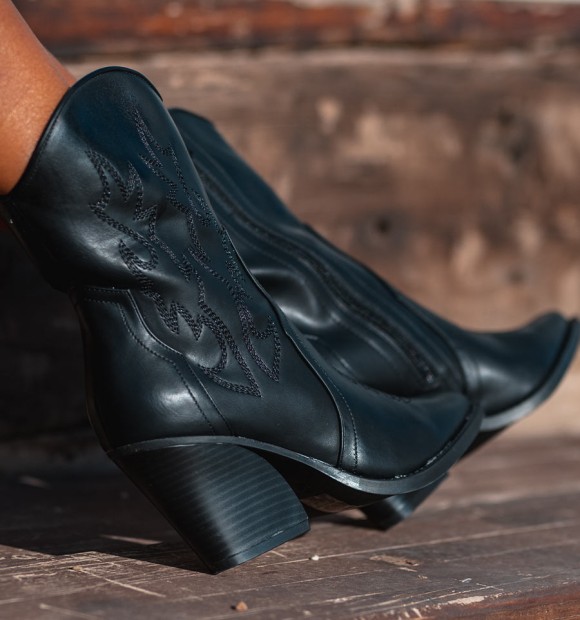 botas cowboy negras con bordados