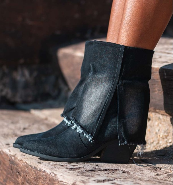 botas vaqueras con solapa en material de jeans negro lavado botas vaqueras con solapa en material de jeans negro lavado