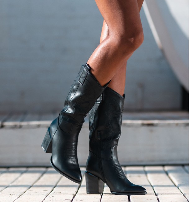 bota cowboy negra caña alta y tacón. Cuero vegano