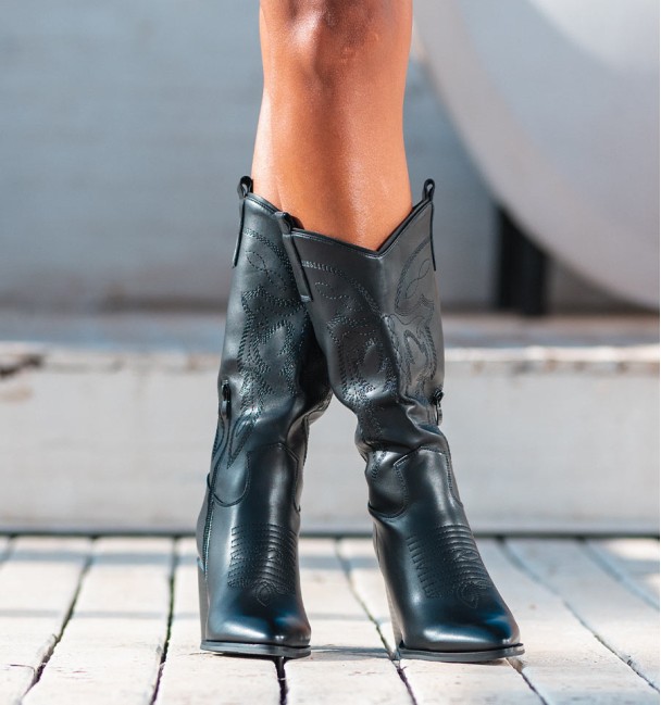 bota cowboy negra caña alta y tacón. Cuero vegano