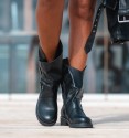 Botas biker negras con suela track y hebillas. Animal free