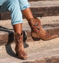 botas camperas camel con flores bordadas de colores y tacón
