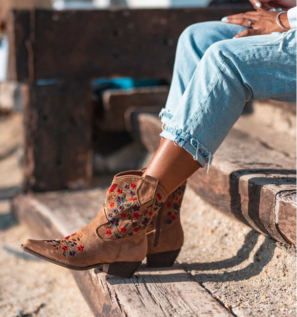 Botas castanhas Flores Botas castanhas Flores