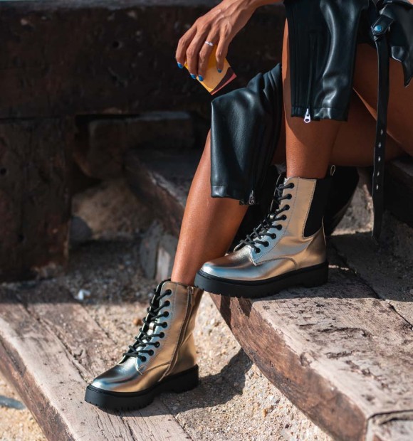 botas militares doradas con suela track y cordones