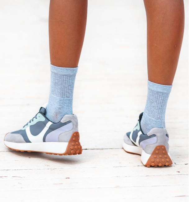 zapatillas deportivas colores combinados y suela dentada de goma