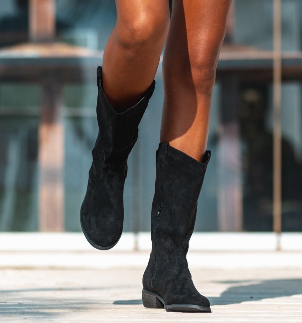 Botas camperas de mujer con tacón bajo efecto madera. Material textil imitación serraje en color negro