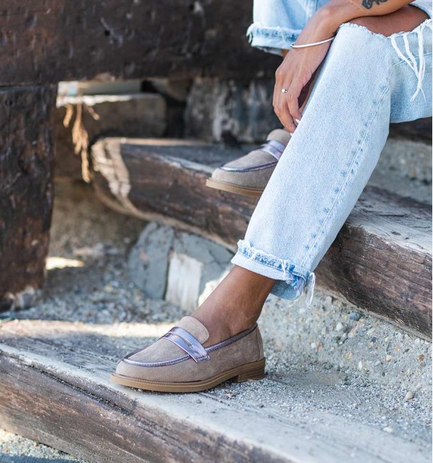 mocasines color kaki en antelina vegana con ribete satinado y suela marrón de goma