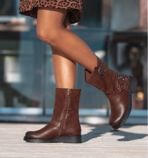 botas biker moteras marrones con hebillas