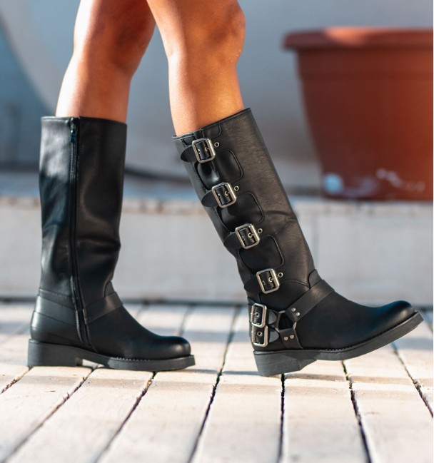 botas altas biker hebillas cuerina negra