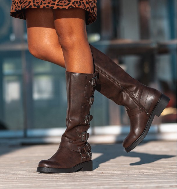 botas altas de motociclista castanho com fivelas