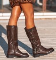 botas biker vegan em castanho com fivelas